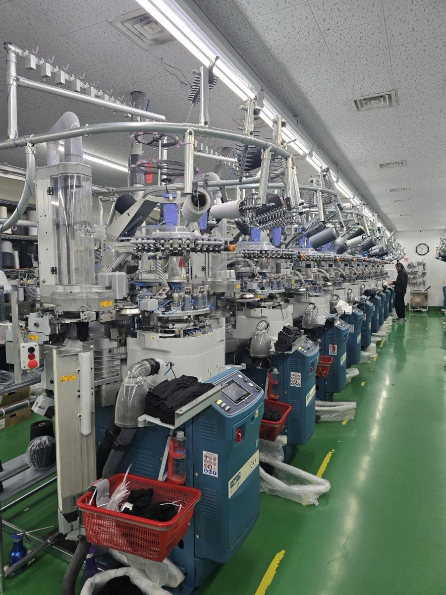 Knitting machine line — Leo Daily factory